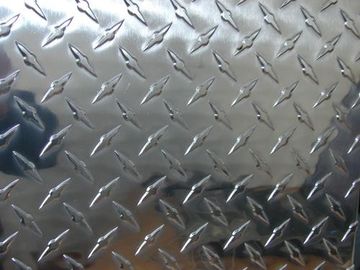 Chine Plat à carreaux en aluminium propre plat professionnel, plats de bande de roulement d'Al avec 1100 3003 5052 fournisseur