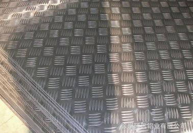 Chine Anti plat en aluminium de ensabotage de bande de roulement de finition lumineuse pour le plat/feuille de construction fournisseur